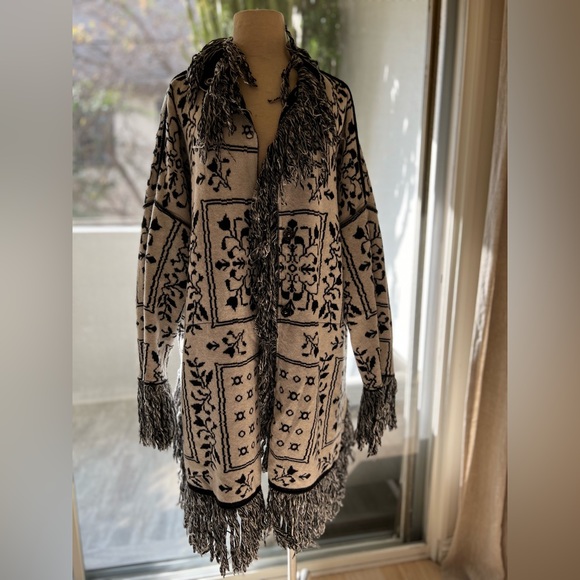 Black and white coat with fringe reversible size large - Picture 11 of 12